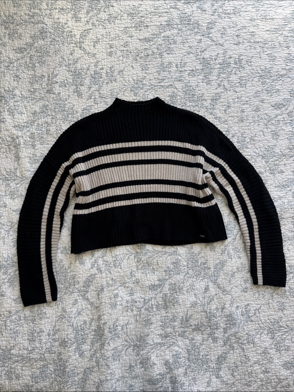 Boxy oversized Hollister Striped Cropped Ribbed Turtleneck Sweater